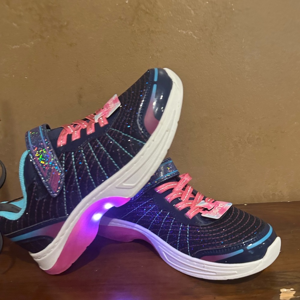 Brand New Black Glittery Light Up Sneakers Big Kids (sz4)